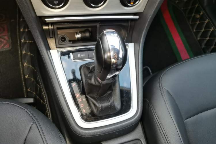 Used Volkswagen Lavida 2014 1.4 TSI DSG BlueMotion Technology Version Gear Lever