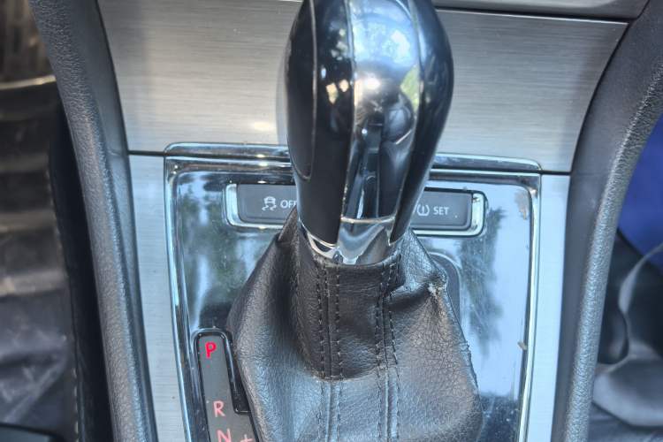 Used Volkswagen Lavida 2014 1.6L Automatic Sport Edition Gear Lever