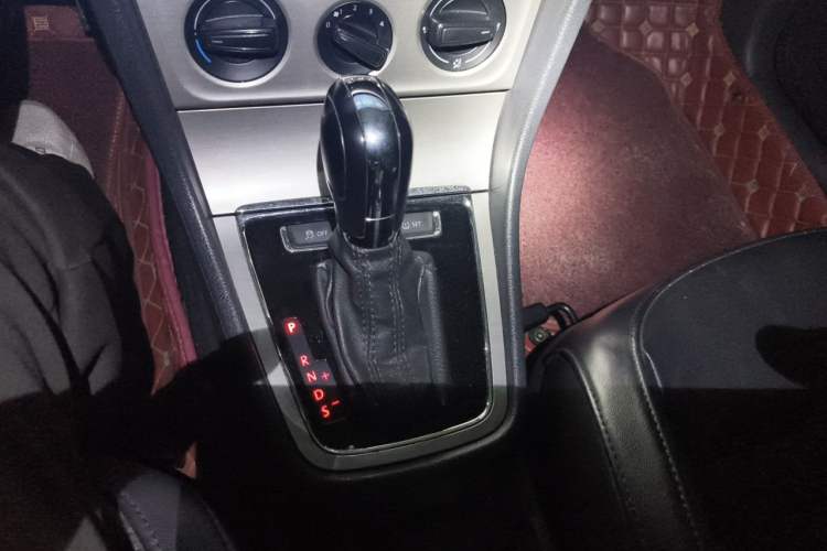 Used Volkswagen Lavida 2014 1.4 TSI DSG BlueMotion Technology Version Gear Lever