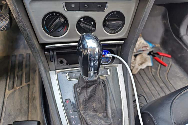 Used Volkswagen Lavida 2014 1.6L Automatic Sport Edition Gear Lever