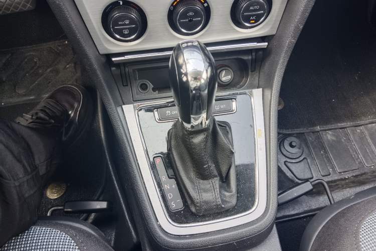 Used Volkswagen Lavida 2014 1.4 TSI DSG BlueMotion Technology Version Gear Lever