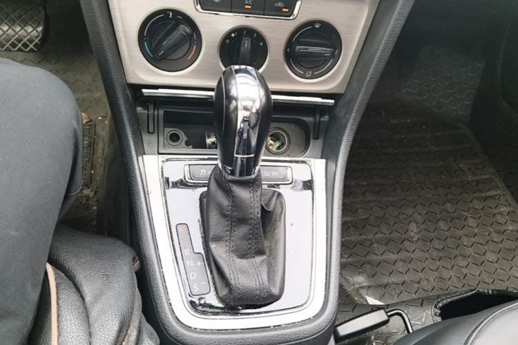 Used Volkswagen Lavida 2014 1.4TSI DSG 30th Anniversary Edition Gear Lever