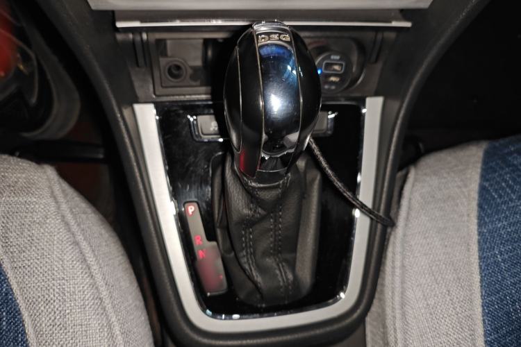 Used Volkswagen Lavida 2014 1.4 TSI DSG BlueMotion Technology Version Gear Lever