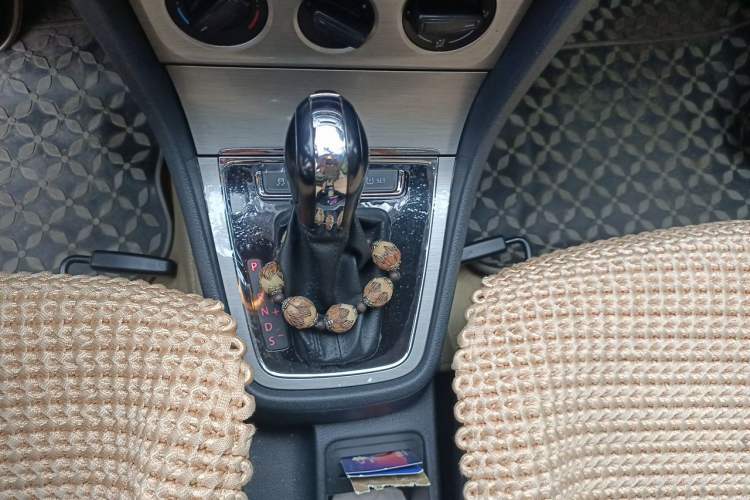 Used Volkswagen Lavida 2014 1.6L Automatic Sport Edition Gear Lever