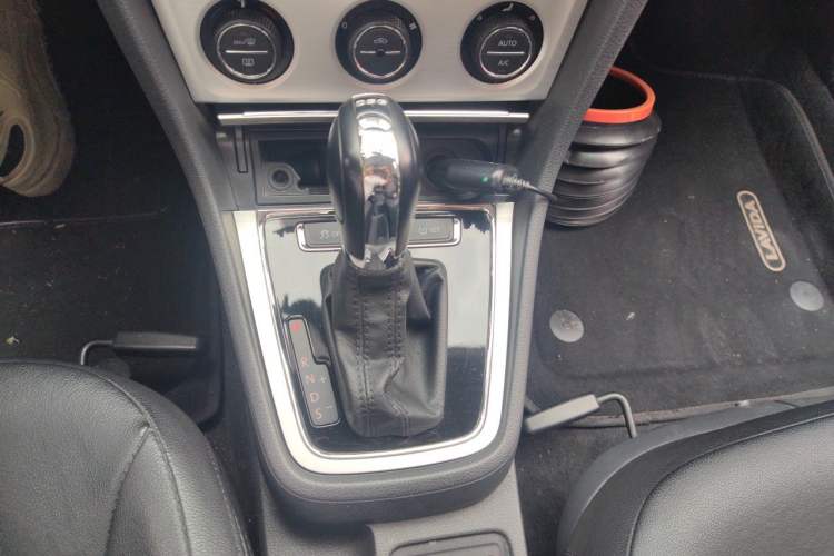Used Volkswagen Lavida 2014 1.4 TSI DSG BlueMotion Technology Version Gear Lever