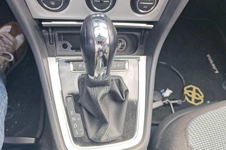 Used Volkswagen Lavida 2014 1.4 TSI DSG BlueMotion Technology Version Gear Lever