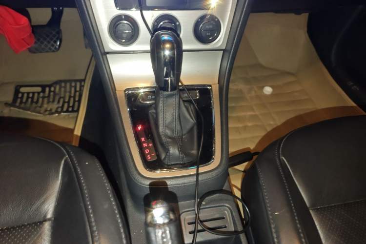 Used Volkswagen Lavida 2014 1.6L Automatic Sport Edition Gear Lever
