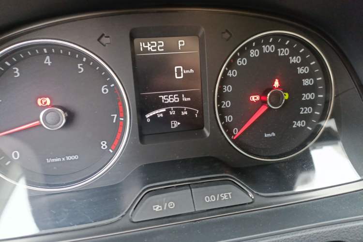 Used Volkswagen Lavida 2014 1.4 TSI DSG BlueMotion Technology Version Odometer Close Up