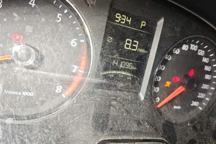 Used Volkswagen Lavida 2014 1.4TSI DSG 30th Anniversary Edition Odometer Close Up