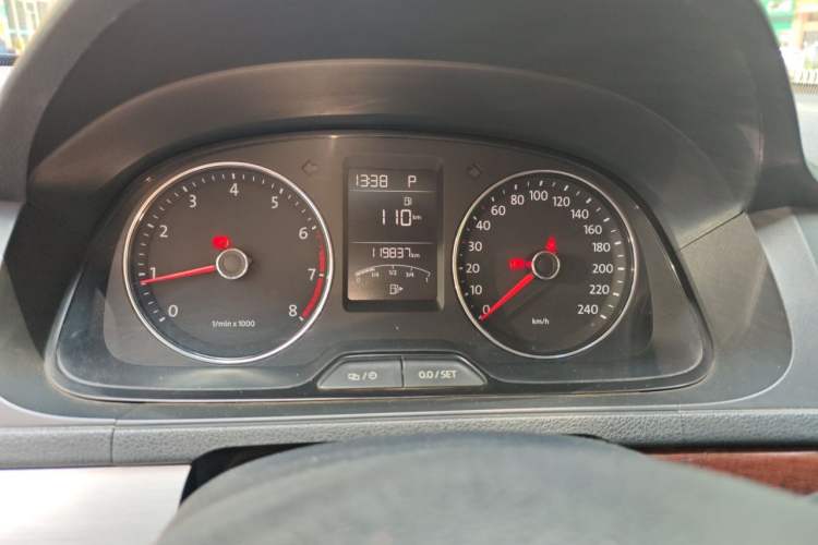 Used Volkswagen Lavida 2014 1.4 TSI DSG BlueMotion Technology Version Odometer Close Up