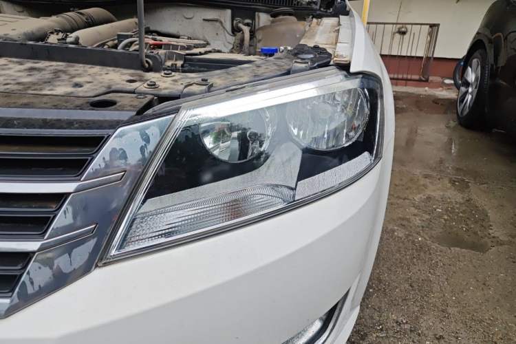 Used Volkswagen Lavida 2014 1.4TSI DSG 30th Anniversary Edition Right Front Headlight