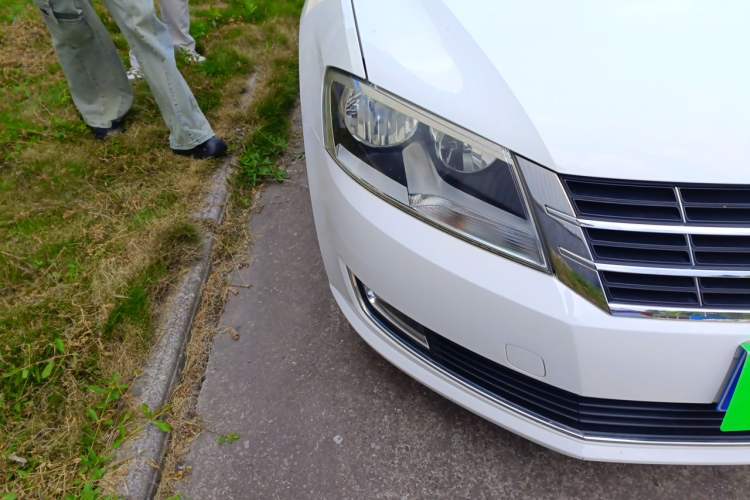Used Volkswagen Lavida 2014 1.6L Automatic Sport Edition Right Front Headlight