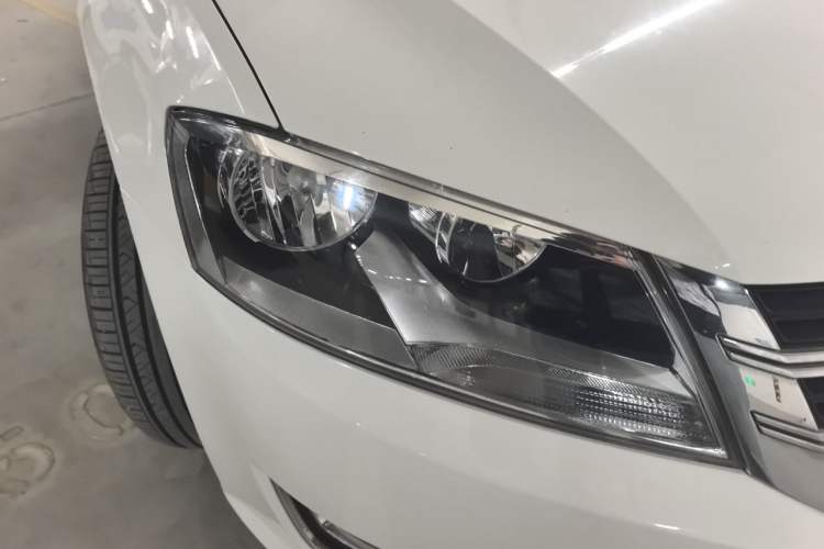 Used Volkswagen Lavida 2014 1.6L Automatic Sport Edition Right Front Headlight