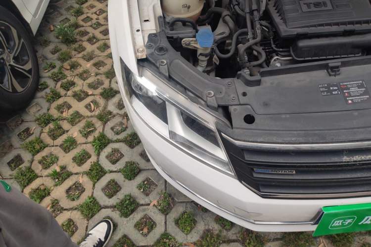 Used Volkswagen Lavida 2014 1.4 TSI DSG BlueMotion Technology Version Right Front Headlight