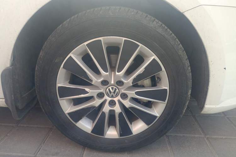 Used Volkswagen Lavida 2014 1.6L Automatic Sport Edition Right Front Wheel Hub