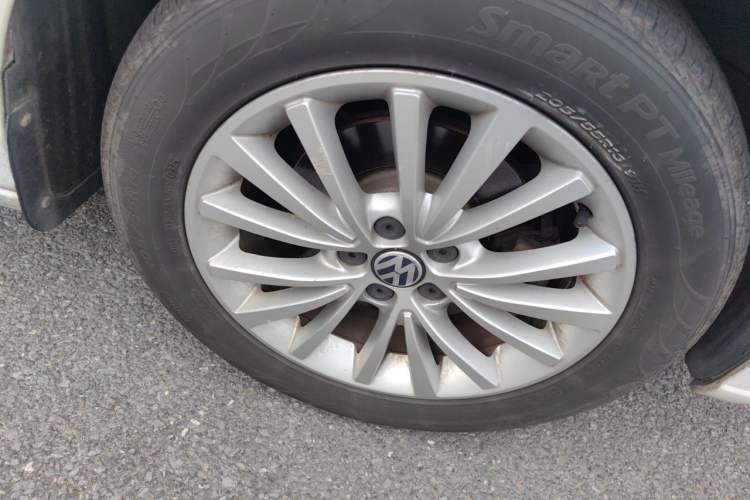 Used Volkswagen Lavida 2014 1.6L Automatic Sport Edition Right Front Wheel Hub