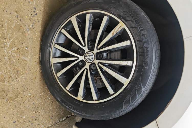 Used Volkswagen Lavida 2014 1.4TSI DSG 30th Anniversary Edition Right Front Wheel Hub