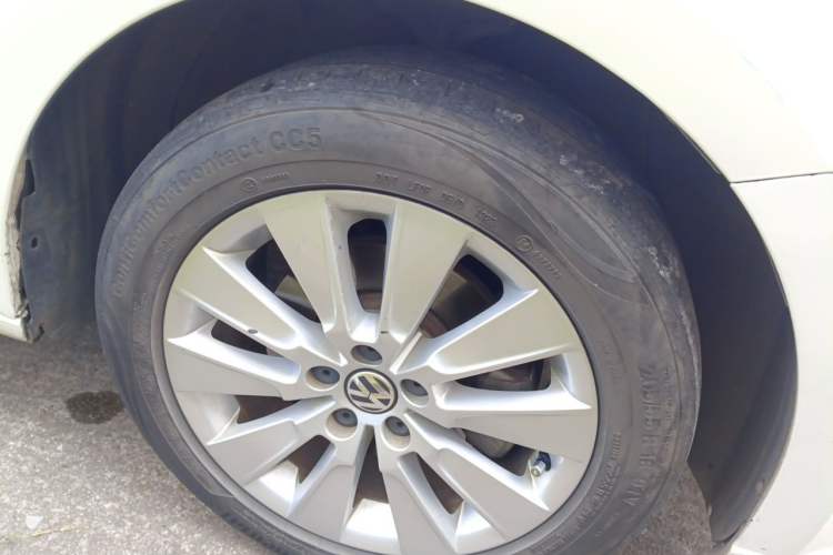 Used Volkswagen Lavida 2014 1.6L Automatic Sport Edition Right Front Wheel Hub