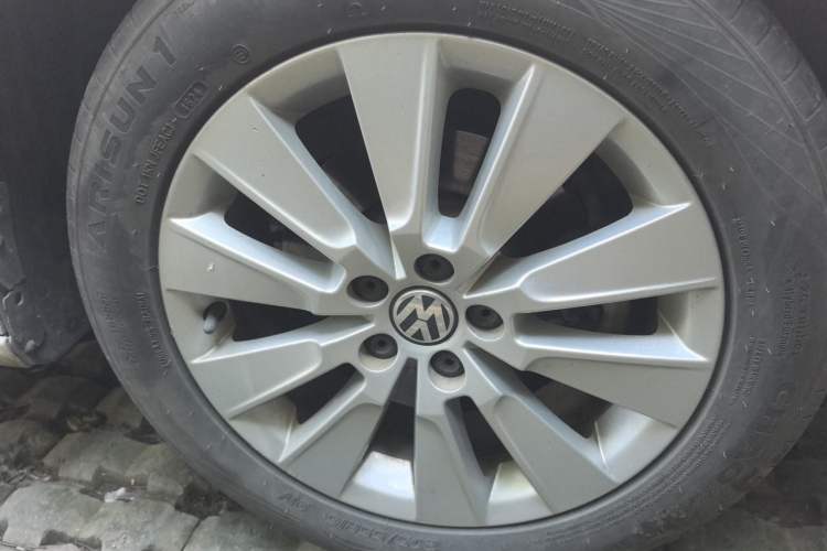 Used Volkswagen Lavida 2014 1.6L Automatic Sport Edition Right Front Wheel Hub