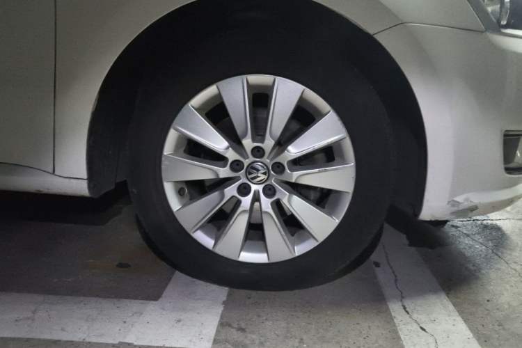 Used Volkswagen Lavida 2014 1.4 TSI DSG BlueMotion Technology Version Right Front Wheel Hub
