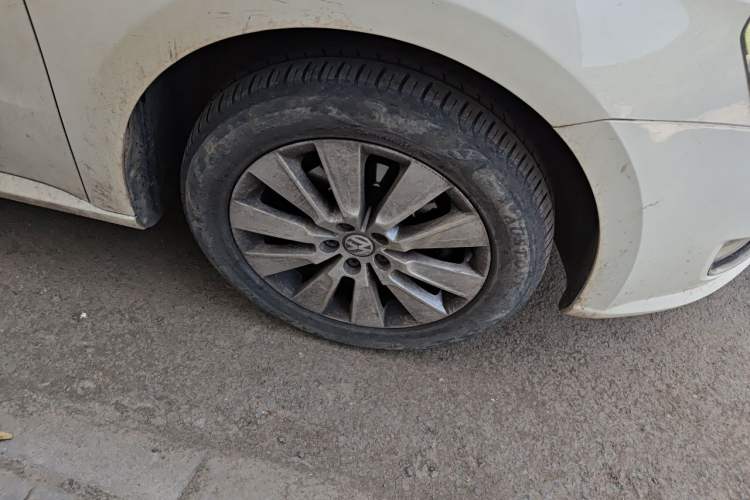 Used Volkswagen Lavida 2014 1.6L Automatic Sport Edition Right Front Wheel Hub
