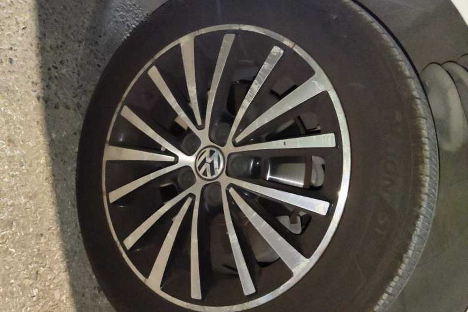 Used Volkswagen Lavida 2014 1.4TSI DSG 30th Anniversary Edition Right Front Wheel Hub