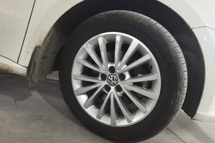 Used Volkswagen Lavida 2014 1.6L Automatic Sport Edition Right Front Wheel Hub