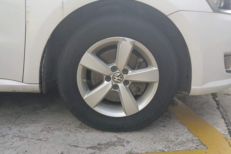 Used Volkswagen Lavida 2014 1.4 TSI DSG BlueMotion Technology Version Right Front Wheel Hub