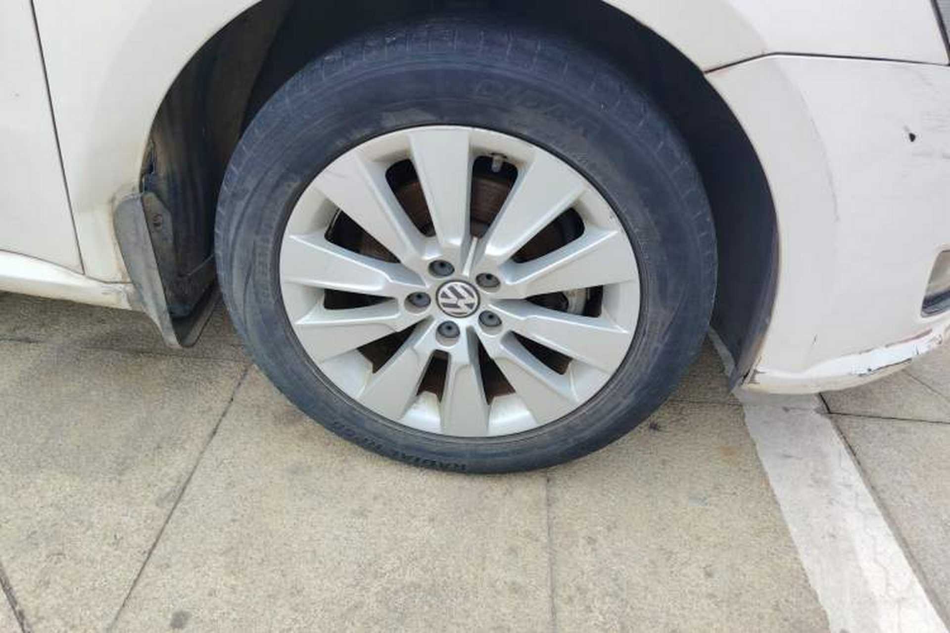 Used Volkswagen Lavida 2014 1.6L Automatic Sport Edition Right Front Wheel Hub