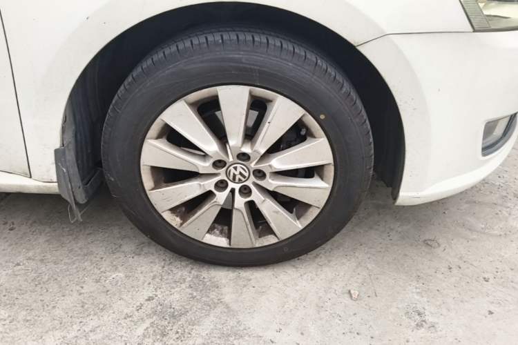 Used Volkswagen Lavida 2014 1.4TSI DSG 30th Anniversary Edition Right Front Wheel Hub