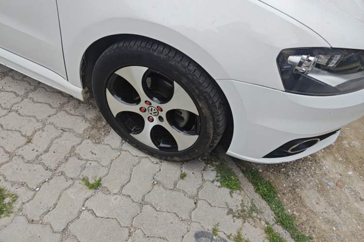 Used Volkswagen Lavida 2014 1.4TSI DSG 30th Anniversary Edition Right Front Wheel Hub