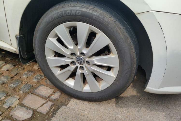 Used Volkswagen Lavida 2014 1.6L Automatic Sport Edition Right Front Wheel Hub