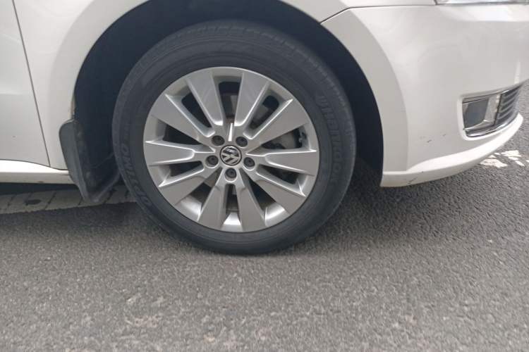 Used Volkswagen Lavida 2014 1.6L Automatic Sport Edition Right Front Wheel Hub