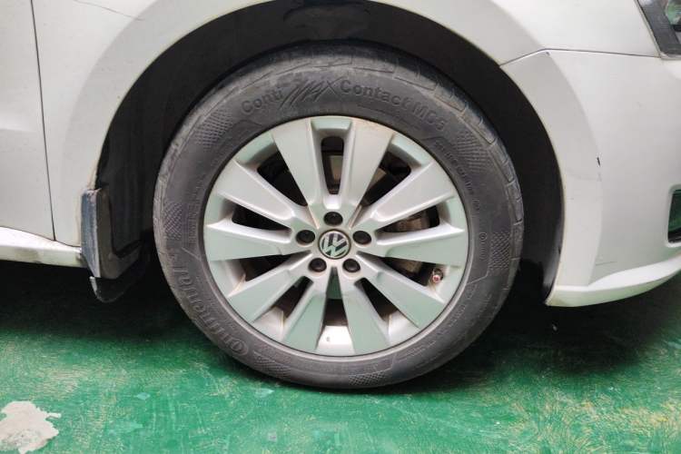 Used Volkswagen Lavida 2014 1.6L Automatic Sport Edition Right Front Wheel Hub