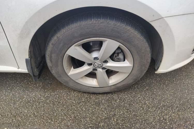 Used Volkswagen Lavida 2014 1.4 TSI DSG BlueMotion Technology Version Right Front Wheel Hub