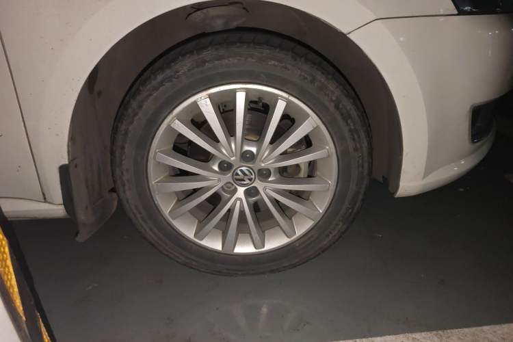 Used Volkswagen Lavida 2014 1.6L Automatic Sport Edition Right Front Wheel Hub