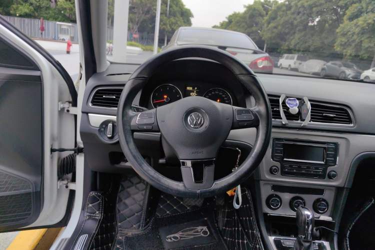 Used Volkswagen Lavida 2014 1.6L Automatic Sport Edition Steering Wheel