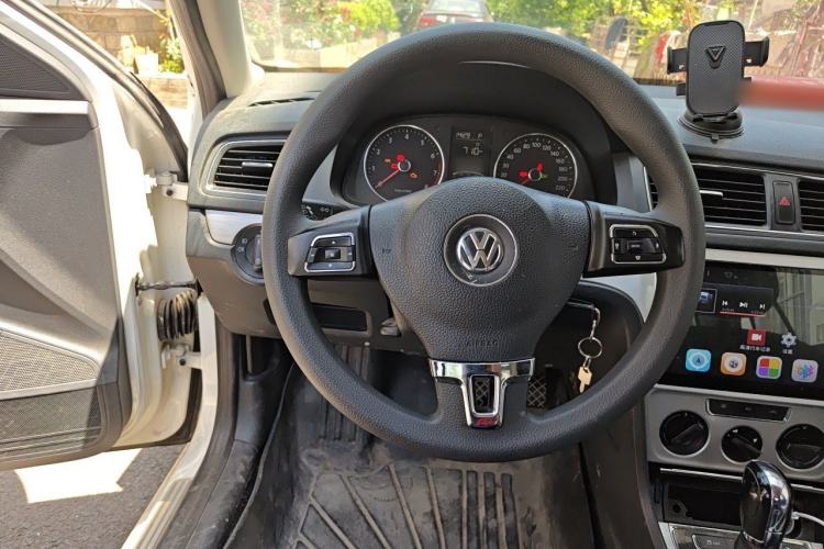 Used Volkswagen Lavida 2014 1.6L Automatic Sport Edition Steering Wheel