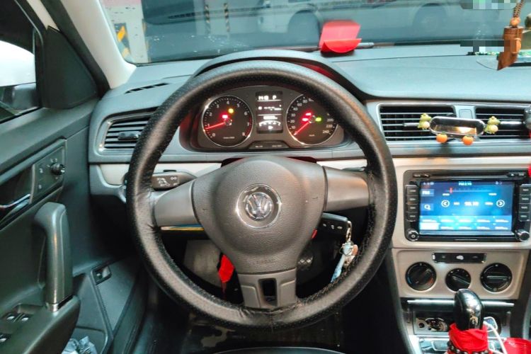 Used Volkswagen Lavida 2014 1.6L Automatic Sport Edition Steering Wheel