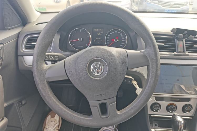 Used Volkswagen Lavida 2014 1.4 TSI DSG BlueMotion Technology Version Steering Wheel