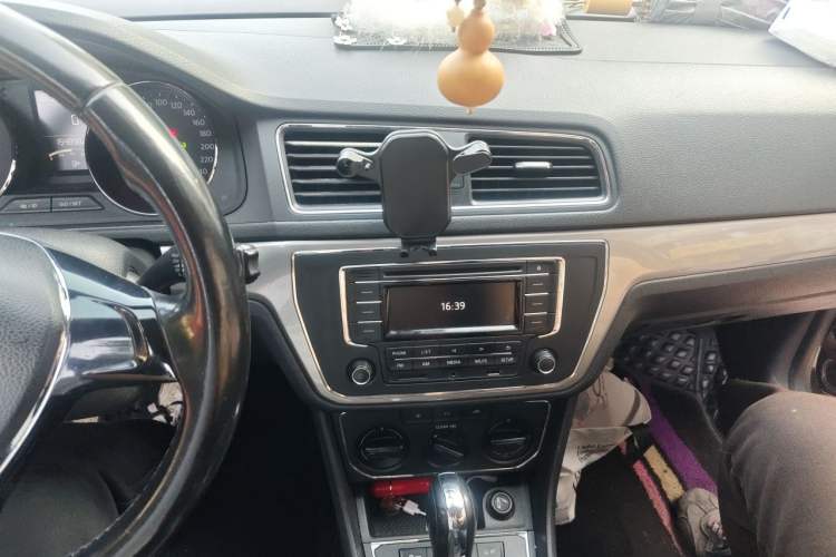 Used Volkswagen Lavida 2015 1.6L Automatic Comfort Edition Audio And AC Panel