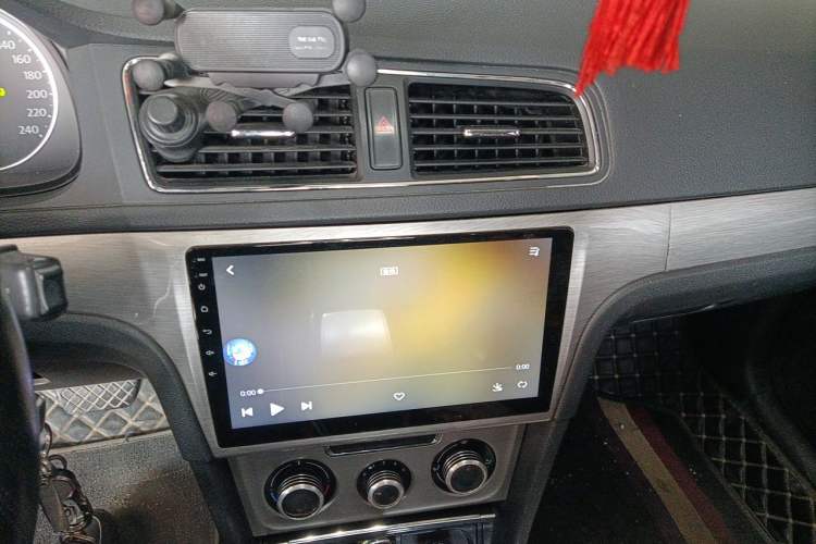 Used Volkswagen Lavida 2015 1.6L Automatic Fashion Edition Audio And AC Panel