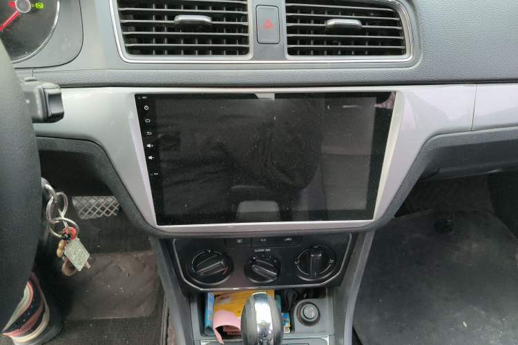 Used Volkswagen Lavida 2015 1.6L Automatic Comfort Edition Audio And AC Panel