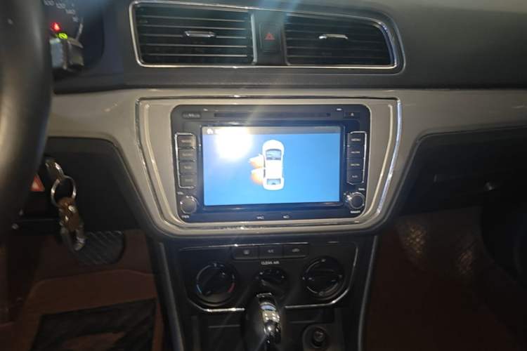 Used Volkswagen Lavida 2015 1.6L Automatic Comfort Edition Audio And AC Panel