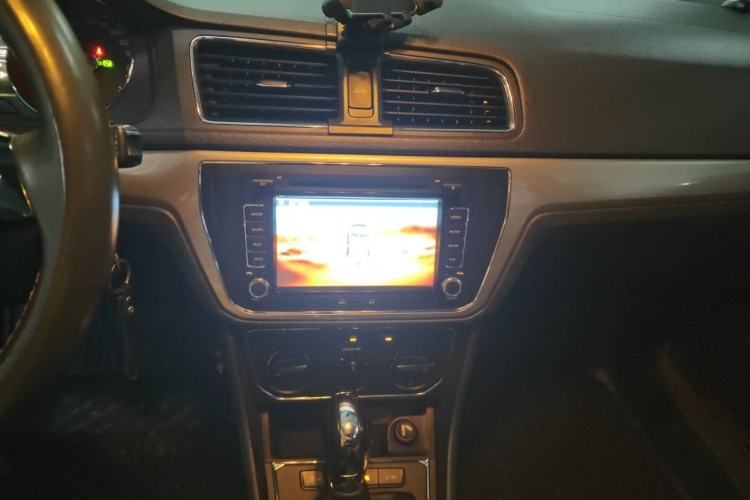 Used Volkswagen Lavida 2015 1.6L Automatic Comfort Edition Audio And AC Panel