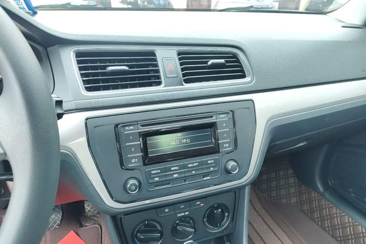 Used Volkswagen Lavida 2015 1.6L Automatic Fashion Edition Audio And AC Panel