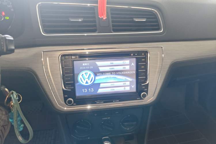 Used Volkswagen Lavida 2015 1.6L Automatic Fashion Edition Audio And AC Panel