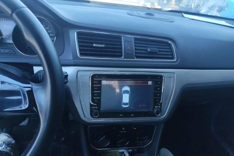 Used Volkswagen Lavida 2015 1.6L Manual Comfort Edition Audio And AC Panel