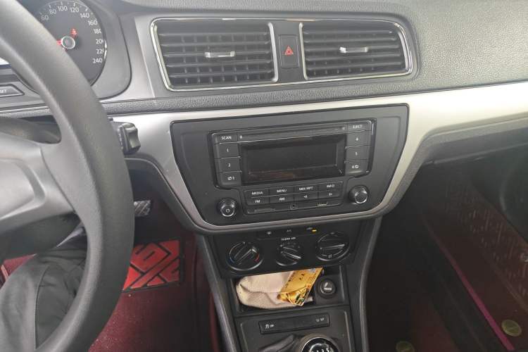 Used Volkswagen Lavida 2015 1.6L Manual Fashion Edition Audio And AC Panel