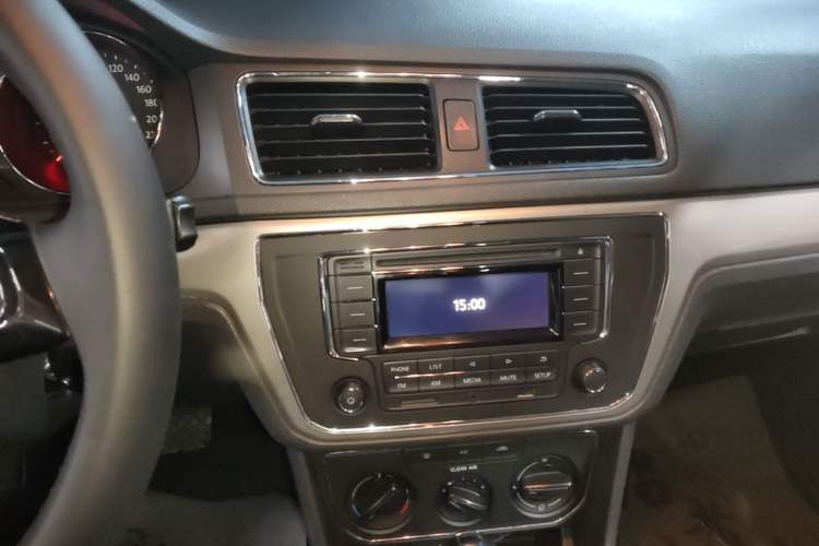 Used Volkswagen Lavida 2015 1.6L Automatic Comfort Edition Audio And AC Panel